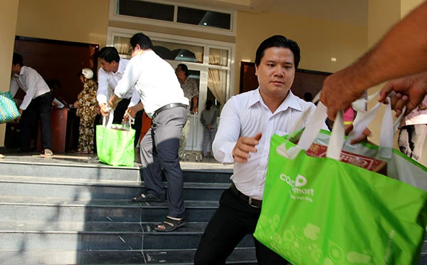 Báo Pháp Luật TP.HCM trao 200 phần quà cho người nghèo Nhà Bè ảnh 2