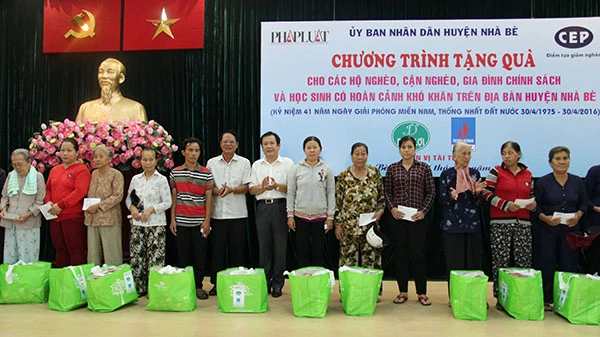 Báo Pháp Luật TP.HCM trao 200 phần quà cho người nghèo Nhà Bè ảnh 10 Báo Pháp Luật TP.HCM trao 200 phần quà cho người nghèo Nhà Bè ảnh 10
