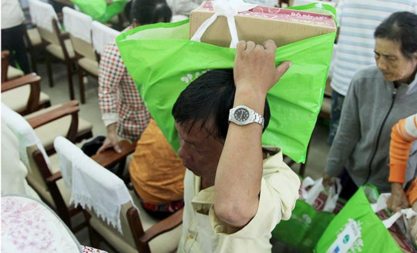 Báo Pháp Luật TP.HCM trao 200 phần quà cho người nghèo Nhà Bè ảnh 12 Báo Pháp Luật TP.HCM trao 200 phần quà cho người nghèo Nhà Bè ảnh 12