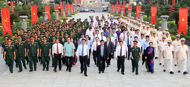 Bí thư Đinh La Thăng dâng hương tưởng niệm các anh hùng liệt sĩ ảnh 2 Bí thư Đinh La Thăng dâng hương tưởng niệm các anh hùng liệt sĩ ảnh 2