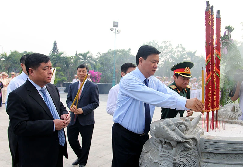 Bí thư Đinh La Thăng dâng hương tưởng niệm các anh hùng liệt sĩ ảnh 1 Bí thư Đinh La Thăng dâng hương tưởng niệm các anh hùng liệt sĩ ảnh 1