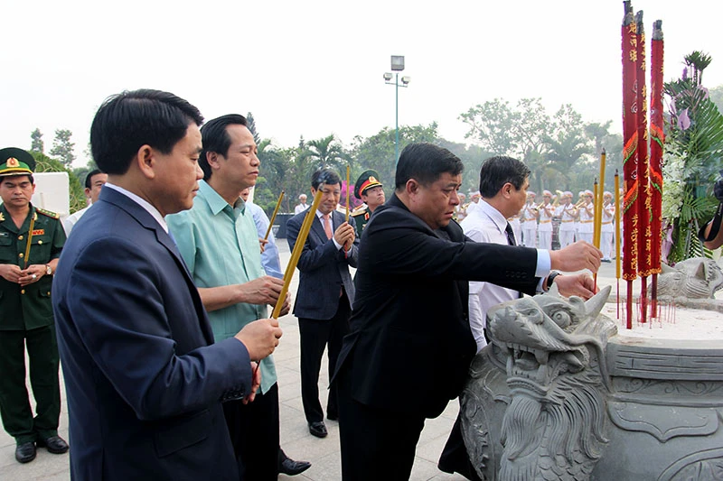 Bí thư Đinh La Thăng dâng hương tưởng niệm các anh hùng liệt sĩ ảnh 3 Bí thư Đinh La Thăng dâng hương tưởng niệm các anh hùng liệt sĩ ảnh 3