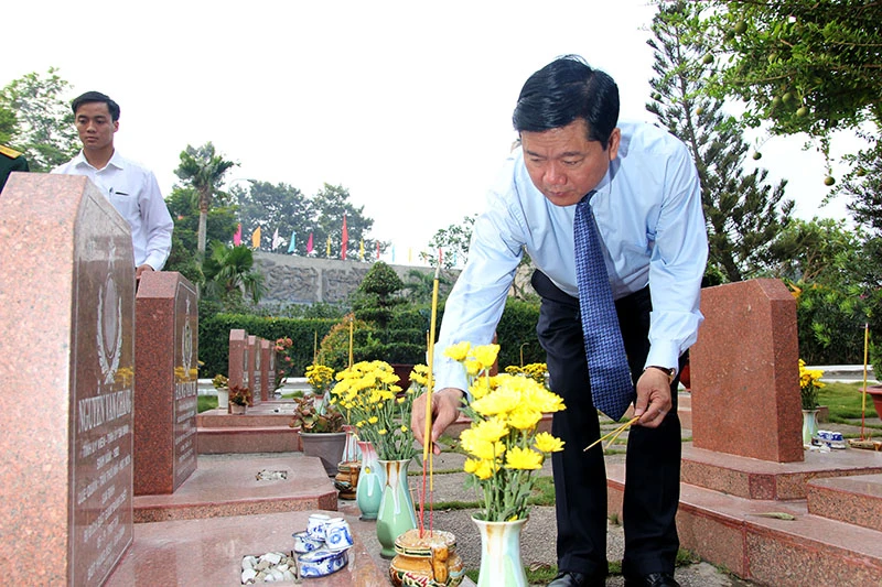 Bí thư Đinh La Thăng dâng hương tưởng niệm các anh hùng liệt sĩ ảnh 4 Bí thư Đinh La Thăng dâng hương tưởng niệm các anh hùng liệt sĩ ảnh 4