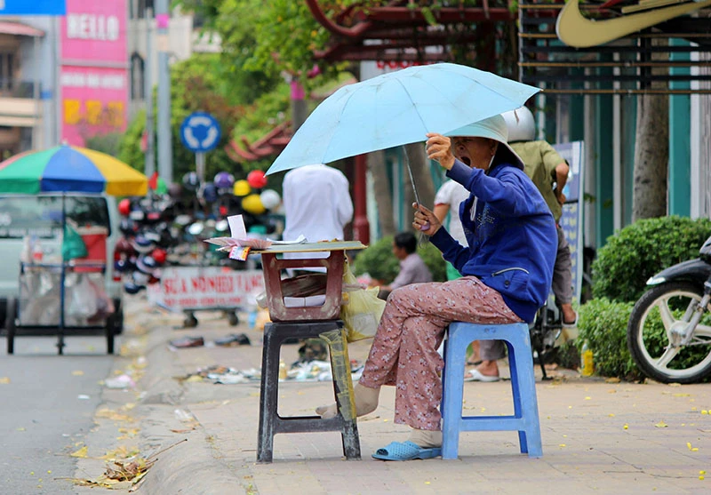 Người Sài Gòn gồng mình vượt qua cái nắng cuối mùa ảnh 4 Người Sài Gòn gồng mình vượt qua cái nắng cuối mùa ảnh 4