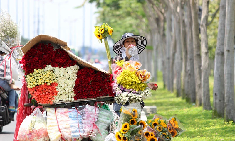 Người Sài Gòn gồng mình vượt qua cái nắng cuối mùa ảnh 8 Người Sài Gòn gồng mình vượt qua cái nắng cuối mùa ảnh 8