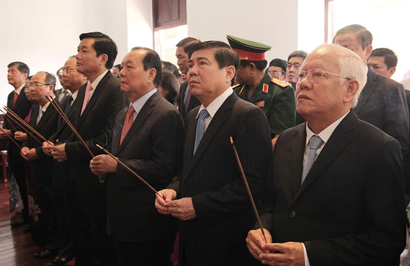 Bí thư Đinh La Thăng dâng hương, dâng hoa tưởng nhớ Bác Hồ ảnh 1 Bí thư Đinh La Thăng dâng hương, dâng hoa tưởng nhớ Bác Hồ ảnh 1