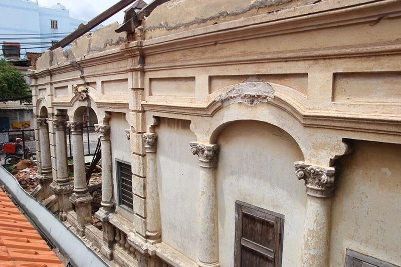 Những hoa văn trên cột ngôi biệt thự.