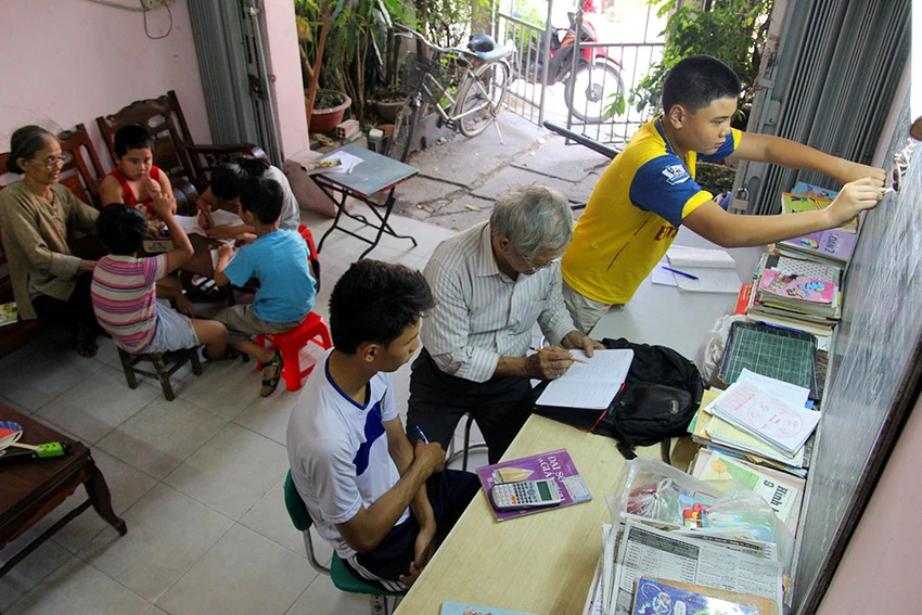 Vợ chồng giáo viên hơn 20 năm dạy miễn phí cho học sinh nghèo ảnh 1