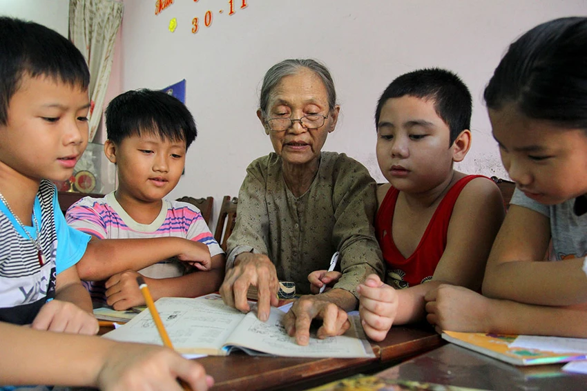 Vợ chồng giáo viên hơn 20 năm dạy miễn phí cho học sinh nghèo ảnh 2