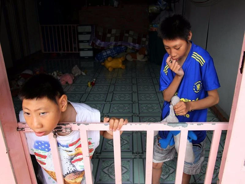 Bé Hữu Tùng 9 tuổi (bên trái), và anh trai Hữu Toàn (12 tuổi)