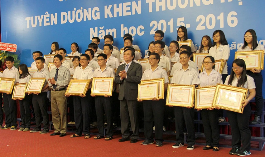 TP.HCM tháo gỡ nhiều cơ chế để tạo điều kiện cho học sinh giỏi ảnh 3 Các học sinh đạt giải học sinh giỏi quốc gia năm học 2015-2016.