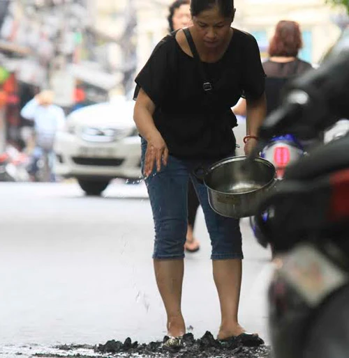 Già trẻ “đội nắng” lên chùa trong ngày lễ Vu lan ảnh 60 nguoi dan cung chung sinh, dot vang ma ngay vu lan - 14