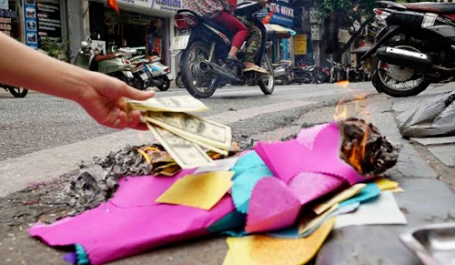 Già trẻ “đội nắng” lên chùa trong ngày lễ Vu lan ảnh 42 nguoi dan cung chung sinh, dot vang ma ngay vu lan - 8