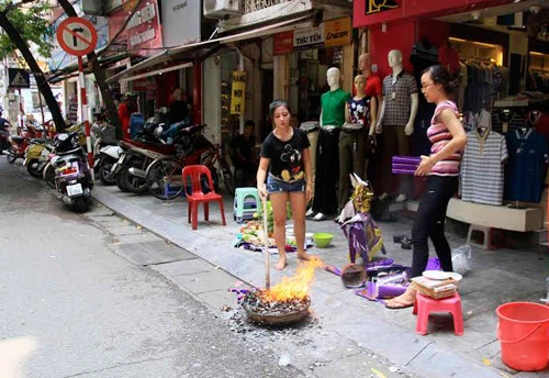 Già trẻ “đội nắng” lên chùa trong ngày lễ Vu lan ảnh 24 nguoi dan cung chung sinh, dot vang ma ngay vu lan - 2