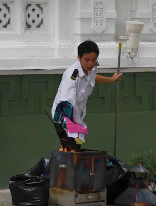Già trẻ “đội nắng” lên chùa trong ngày lễ Vu lan ảnh 48 nguoi dan cung chung sinh, dot vang ma ngay vu lan - 10
