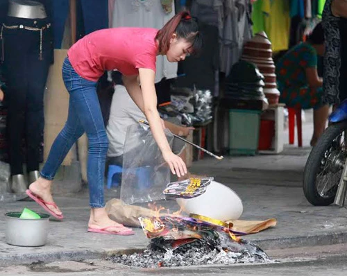 Già trẻ “đội nắng” lên chùa trong ngày lễ Vu lan ảnh 51 nguoi dan cung chung sinh, dot vang ma ngay vu lan - 11
