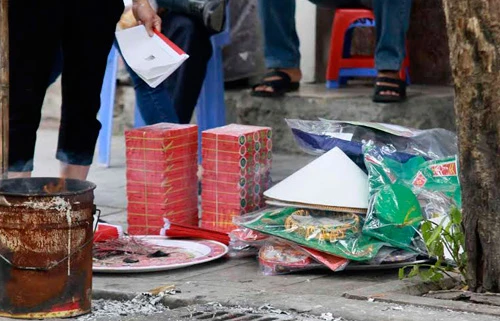 Già trẻ “đội nắng” lên chùa trong ngày lễ Vu lan ảnh 36 nguoi dan cung chung sinh, dot vang ma ngay vu lan - 6