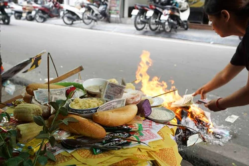 Già trẻ “đội nắng” lên chùa trong ngày lễ Vu lan ảnh 63 nguoi dan cung chung sinh, dot vang ma ngay vu lan - 15