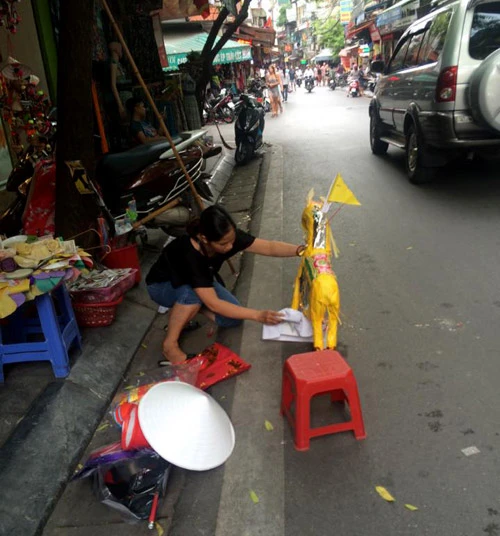 Già trẻ “đội nắng” lên chùa trong ngày lễ Vu lan ảnh 27 nguoi dan cung chung sinh, dot vang ma ngay vu lan - 3