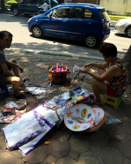 Già trẻ “đội nắng” lên chùa trong ngày lễ Vu lan ảnh 39 nguoi dan cung chung sinh, dot vang ma ngay vu lan - 7