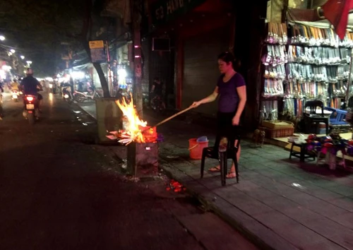Già trẻ “đội nắng” lên chùa trong ngày lễ Vu lan ảnh 45 nguoi dan cung chung sinh, dot vang ma ngay vu lan - 9