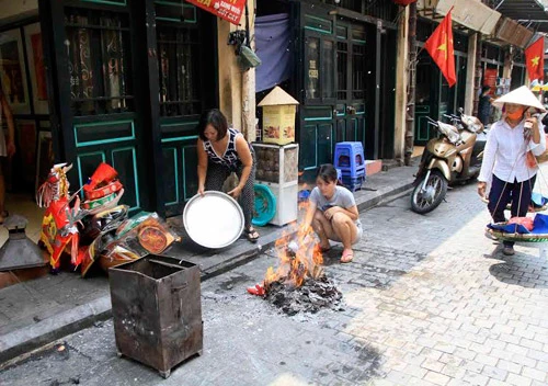 Già trẻ “đội nắng” lên chùa trong ngày lễ Vu lan ảnh 21 nguoi dan cung chung sinh, dot vang ma ngay vu lan - 1