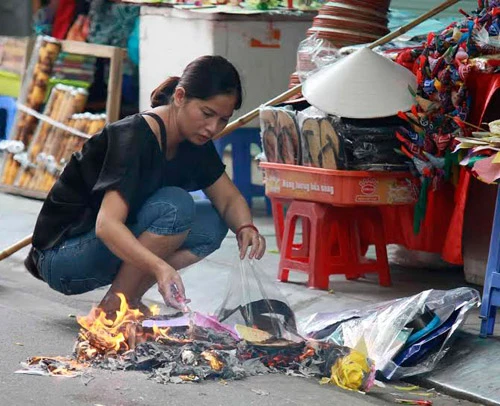 Già trẻ “đội nắng” lên chùa trong ngày lễ Vu lan ảnh 30 nguoi dan cung chung sinh, dot vang ma ngay vu lan - 4