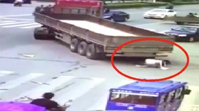 Thoát chết thần kỳ khi bị xe 22 bánh chèn qua Thoát chết thần kỳ khi bị xe 22 bánh chèn qua
