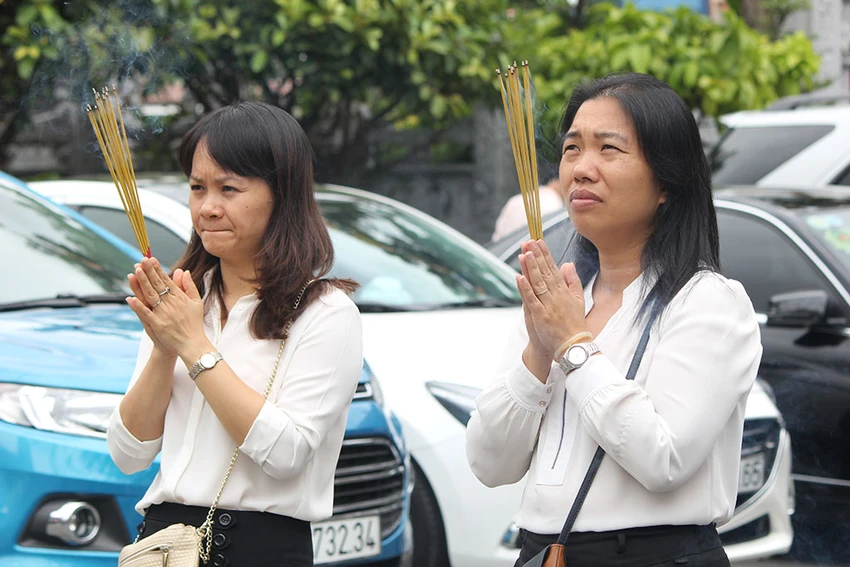 Già trẻ “đội nắng” lên chùa trong ngày lễ Vu lan ảnh 3 Già trẻ “đội nắng” lên chùa trong ngày lễ Vu lan ảnh 3