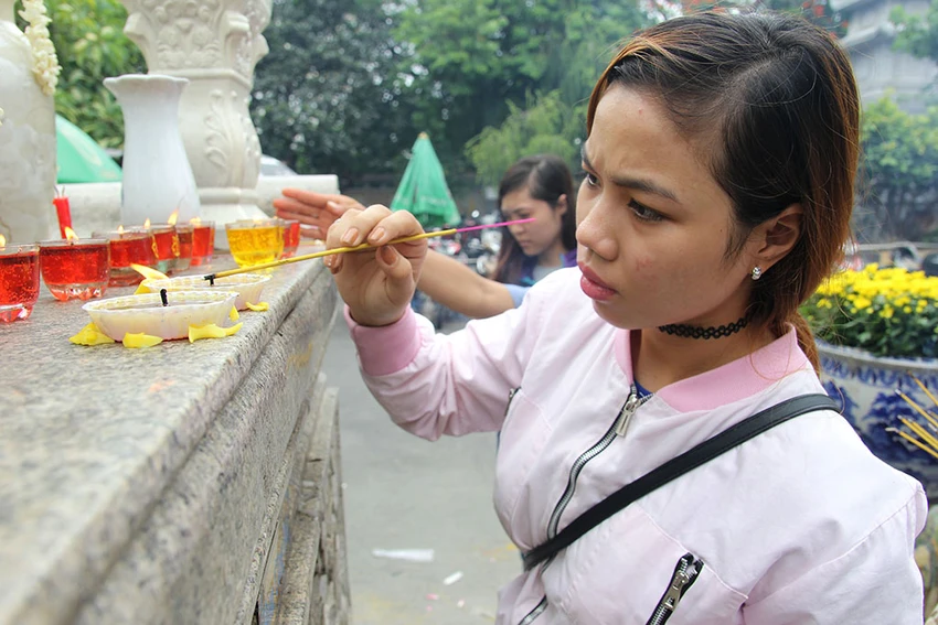 Già trẻ “đội nắng” lên chùa trong ngày lễ Vu lan ảnh 5 Già trẻ “đội nắng” lên chùa trong ngày lễ Vu lan ảnh 5