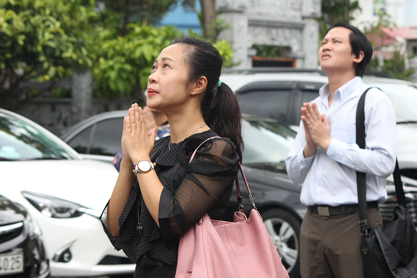 Già trẻ “đội nắng” lên chùa trong ngày lễ Vu lan ảnh 6 Già trẻ “đội nắng” lên chùa trong ngày lễ Vu lan ảnh 6
