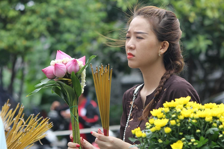 Già trẻ “đội nắng” lên chùa trong ngày lễ Vu lan ảnh 9 Già trẻ “đội nắng” lên chùa trong ngày lễ Vu lan ảnh 9