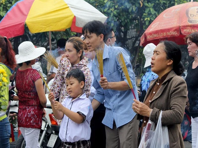 Em nhỏ được cha dắt đi chùa thắp hương trong ngày lễ Vu Lan.