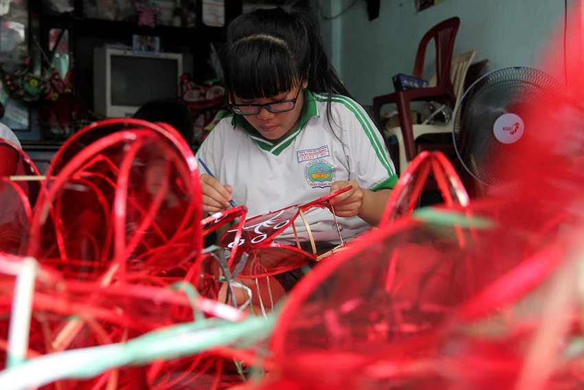 Đại gia đình ba thế hệ tất bật làm lồng đèn Trung thu ảnh 3 Đại gia đình ba thế hệ tất bật làm lồng đèn Trung thu ảnh 3