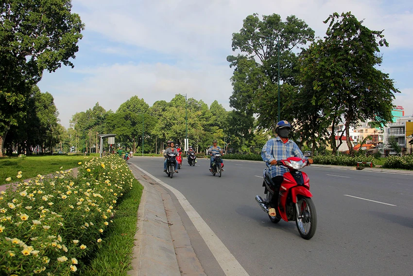 Tuyến đường Hồng Hà với những cây xanh rợp bóng mát. 