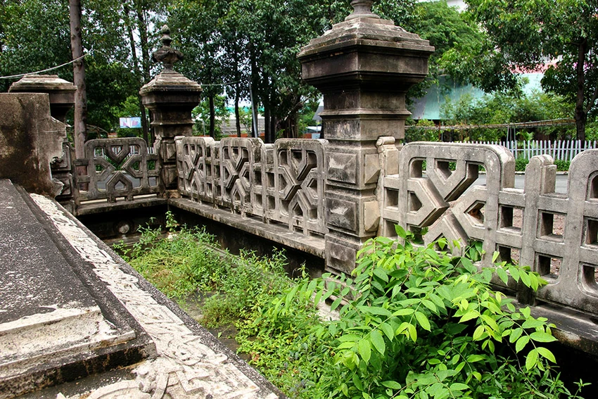 Mộ cổ kiến trúc Pháp trong khuôn viên Học viện Chính trị - Hành chính khu vực II ảnh 10 Mộ cổ kiến trúc Pháp trong khuôn viên Học viện Chính trị - Hành chính khu vực II ảnh 10