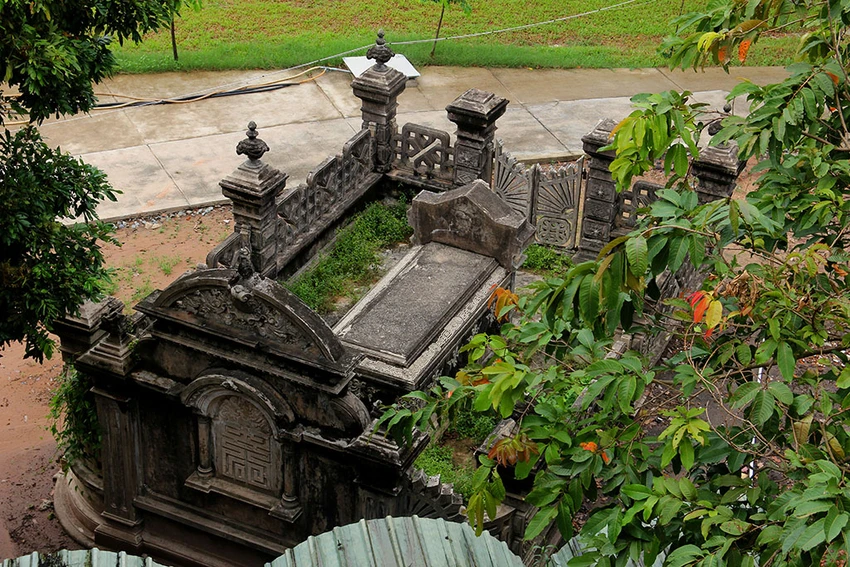 Mộ cổ kiến trúc Pháp trong khuôn viên Học viện Chính trị - Hành chính khu vực II ảnh 11 Mộ cổ kiến trúc Pháp trong khuôn viên Học viện Chính trị - Hành chính khu vực II ảnh 11
