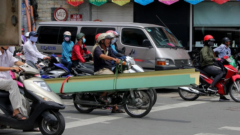 Xe chở tôn nhan nhản mọi nẻo đường ảnh 17 Xe chở tôn nhan nhản mọi nẻo đường ảnh 17