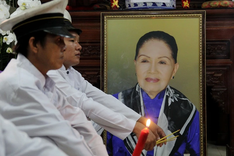 Mưa sụt sùi tiễn đưa “Sầu nữ” Út Bạch Lan ảnh 3 Mưa sụt sùi tiễn đưa “Sầu nữ” Út Bạch Lan ảnh 3