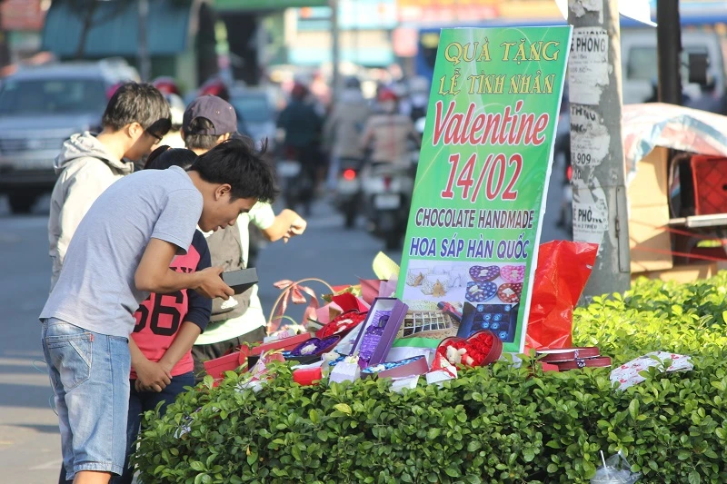 “Con đường tình yêu” rực rỡ quà và hoa Valentine ảnh 2 “Con đường tình yêu” rực rỡ quà và hoa Valentine ảnh 2