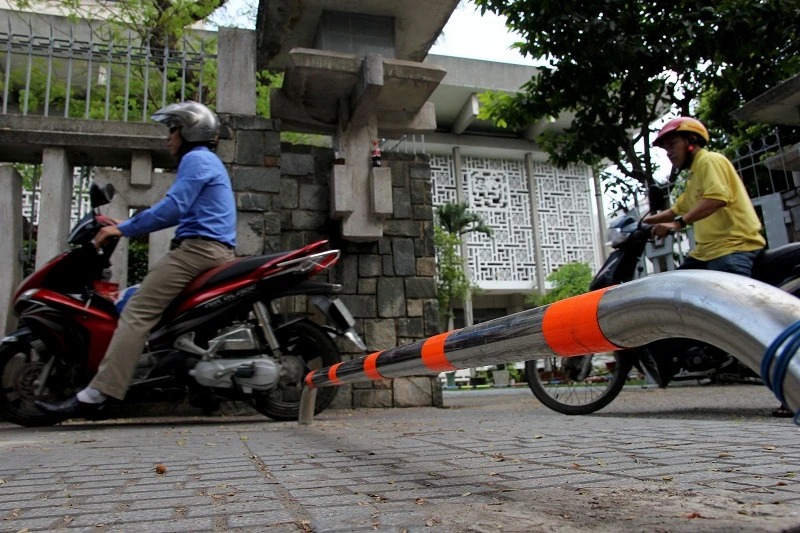 Điều chỉnh barie, xe máy vẫn chạy vùn vụt trên vỉa hè ảnh 2 Điều chỉnh barie, xe máy vẫn chạy vùn vụt trên vỉa hè ảnh 2