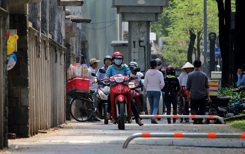 Điều chỉnh barie, xe máy vẫn chạy vùn vụt trên vỉa hè ảnh 3 Điều chỉnh barie, xe máy vẫn chạy vùn vụt trên vỉa hè ảnh 3