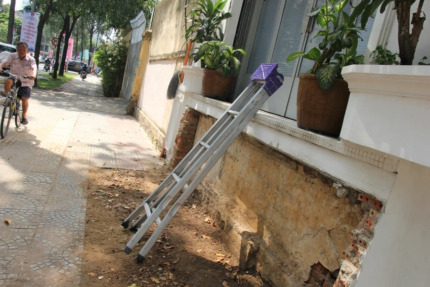 Dân quận 1 khốn khổ leo vào nhà khi bậc tam cấp bị phá ảnh 12 Dân quận 1 khốn khổ leo vào nhà khi bậc tam cấp bị phá ảnh 12