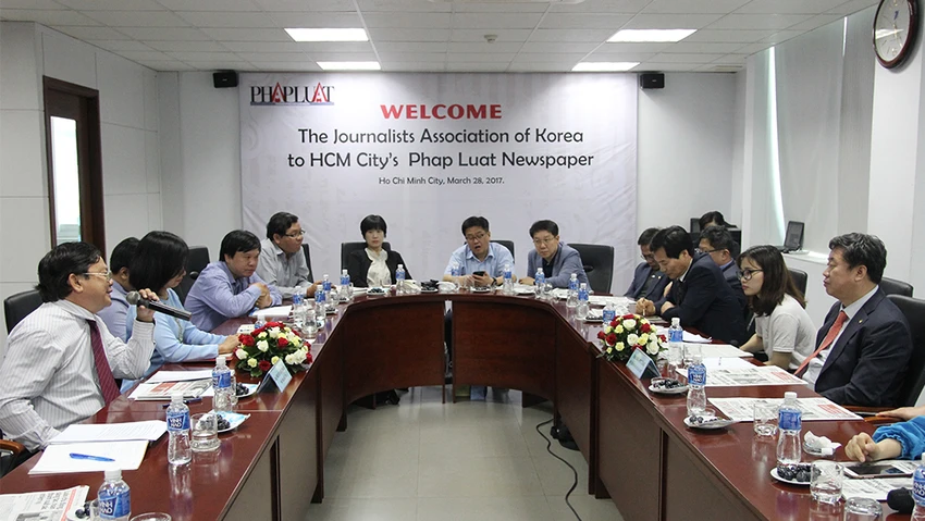 Đoàn Hội nhà báo Hàn Quốc thăm báo Pháp Luật TP.HCM ảnh 1 Đoàn Hội nhà báo Hàn Quốc thăm báo Pháp Luật TP.HCM ảnh 1