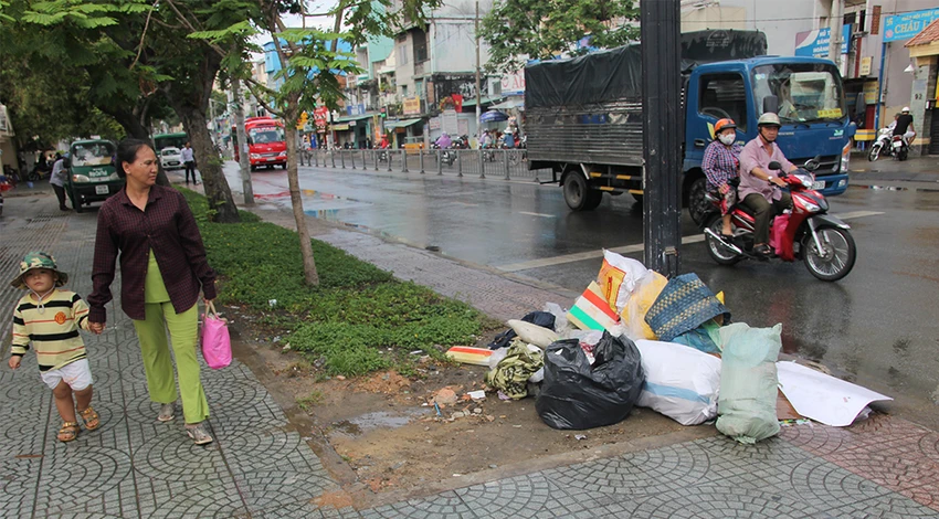 Đống rác vô chủ nằm chình ình giữa cầu ảnh 7