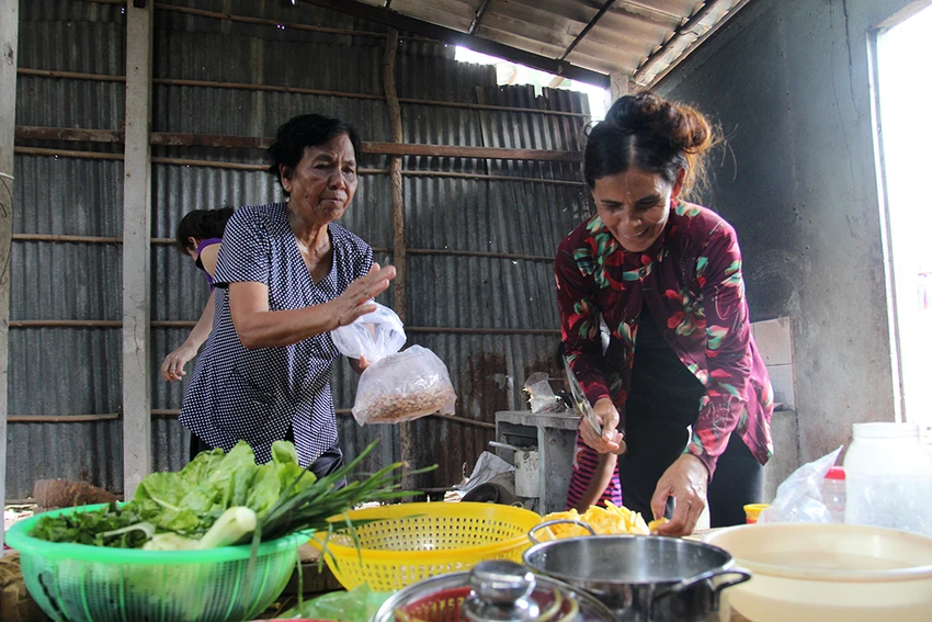 'Tiệc giải oan' bên chân cầu Hòa Đông ảnh 6