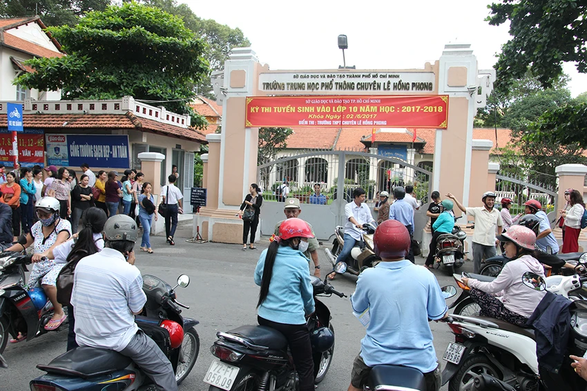 Bố mẹ đến trường cùng con 'vượt cấp' thi ảnh 6