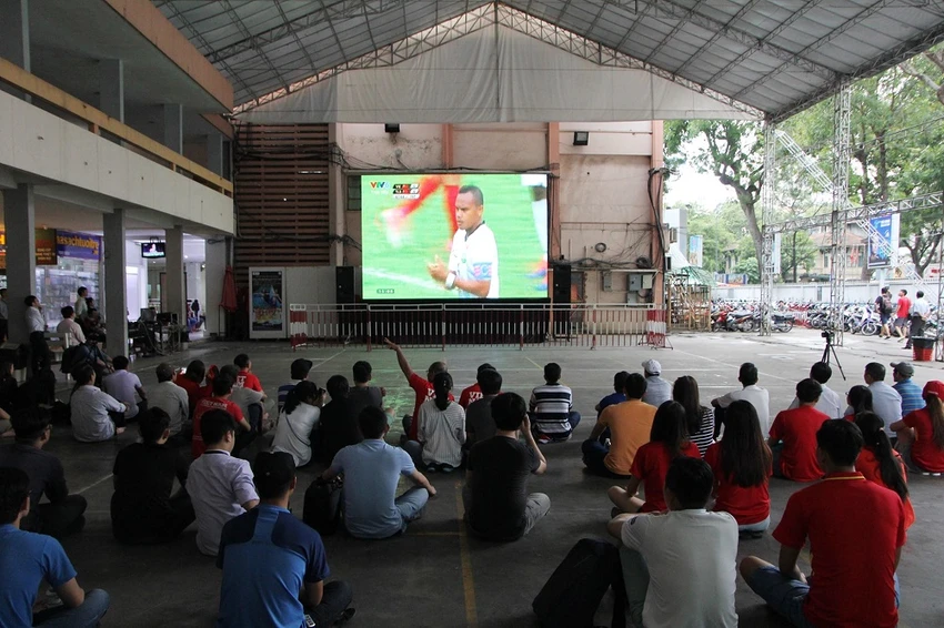 CĐV sung sướng xem U22 dội mưa bàn thắng vào Đông Timor ảnh 2 CĐV sung sướng xem U22 dội mưa bàn thắng vào Đông Timor ảnh 2