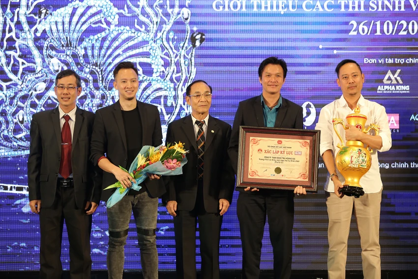 Với việc chế tác vương miện Hoa hậu Đại dương 2017, Ngọc Trai Hoàng Gia vừa được Tổ chức Kỷ lục Việt Nam chứng nhận xác lập kỷ lục “Vương miện có nhiều viên ngọc trai tự nhiên nhất”.