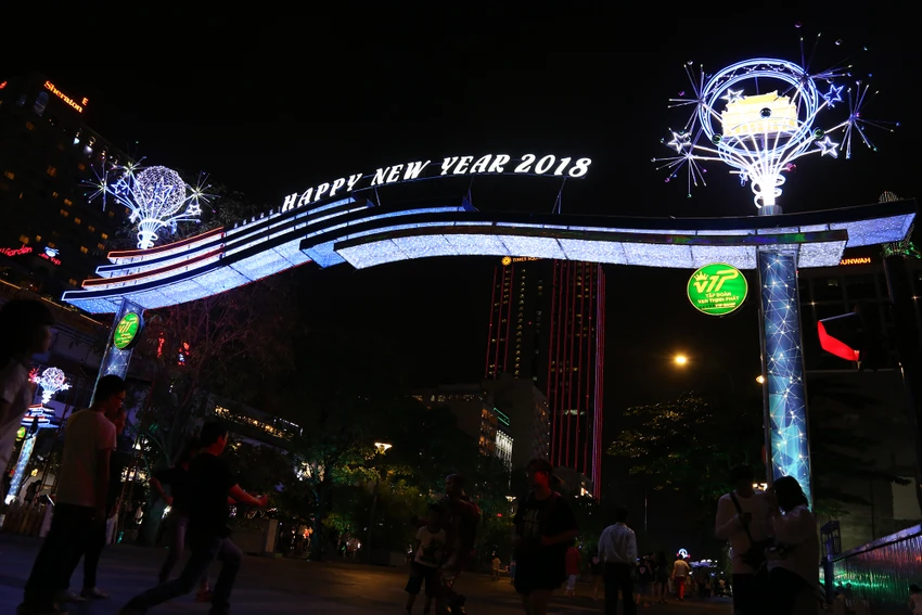 Chùm ảnh: TP.HCM rực rỡ chào đón năm mới 2018 ảnh 5 Chùm ảnh: TP.HCM rực rỡ chào đón năm mới 2018 ảnh 5
